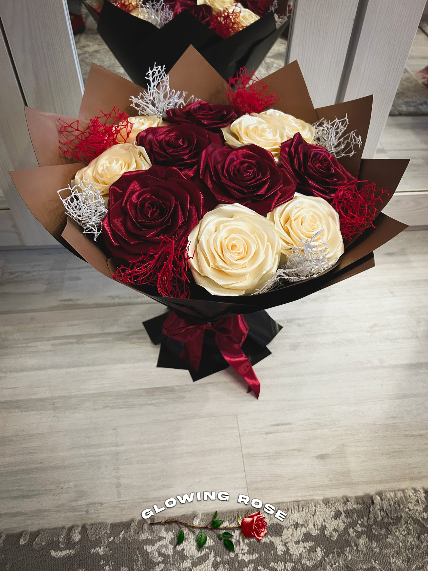 Buchet 11 Trandafiri - ROȘU - CREM